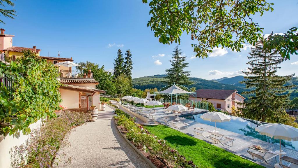 une vue extérieure d'une maison avec piscine dans l'établissement VILLA CAPPELLETTI 16&2, Emma Villas, à Cese