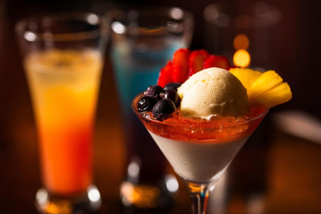 un dessert avec une boule de glace et des fruits dans l'établissement Atarayo Nishiizu Onsen, à Izu