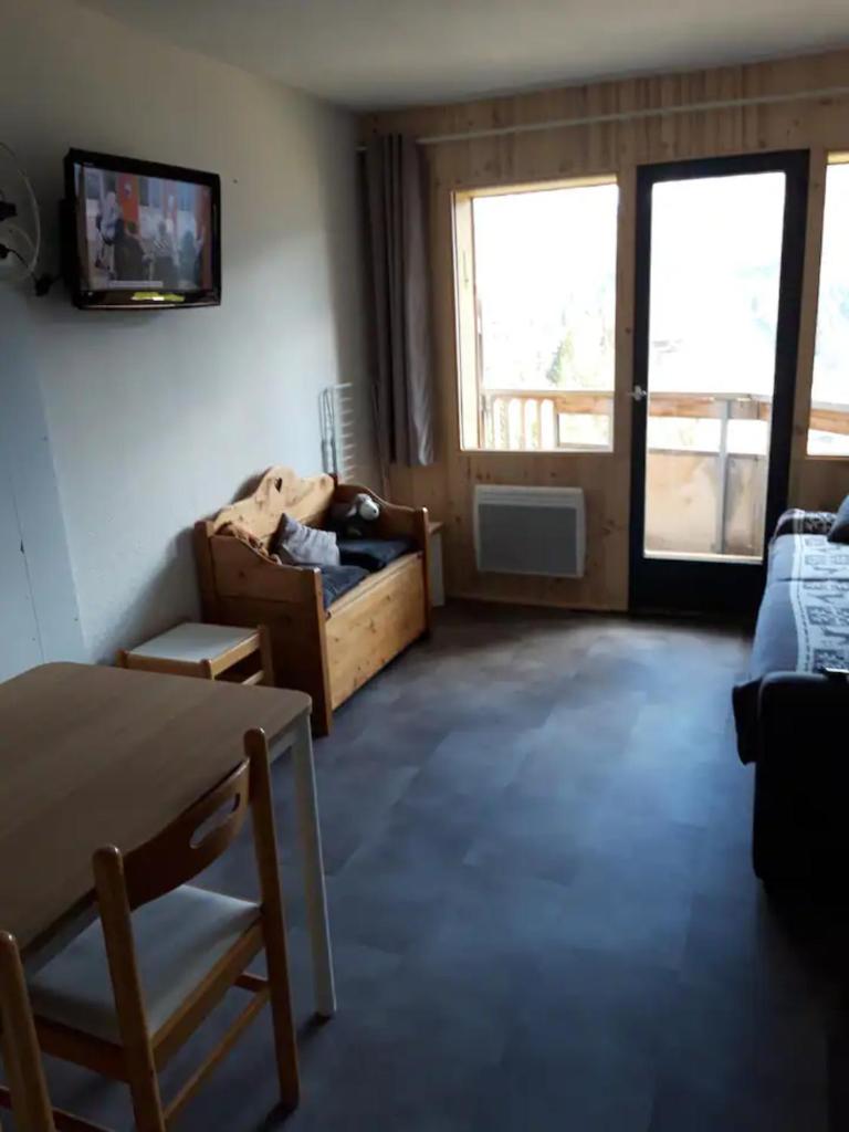 une chambre avec un lit et une télévision sur un mur dans l'établissement Appartement Tilia - Avoriaz, à Avoriaz