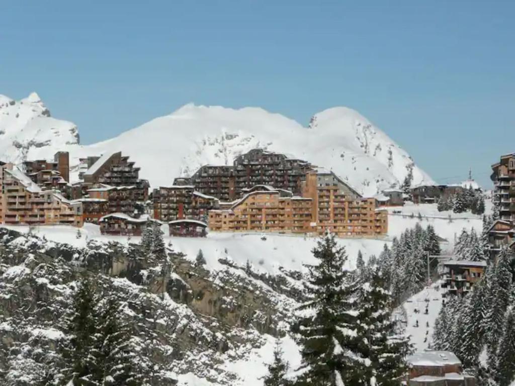 un complexe au sommet d'une montagne enneigée dans l'établissement Appartement Tilia - Avoriaz, à Avoriaz