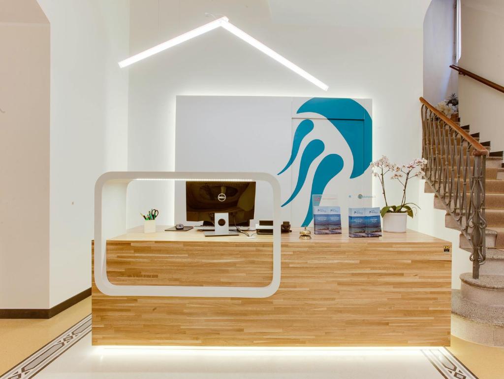 Cette chambre dispose d'un bureau et d'un ordinateur. dans l'établissement Hotel Medusa, à Finale Ligure