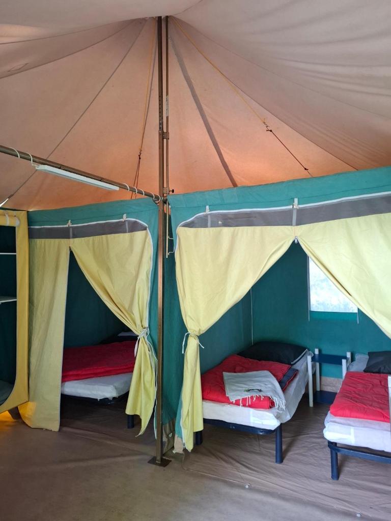 une tente avec 2 lits à l'intérieur dans l'établissement Camping Le Pont d'Allagnon, à Lempdes-sur-Allagnon