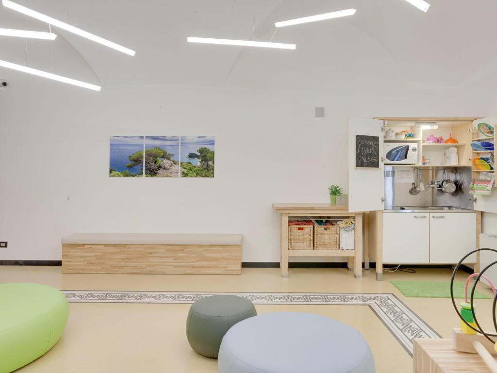 - un salon avec des murs blancs et une table dans l'établissement Hotel Medusa, à Finale Ligure