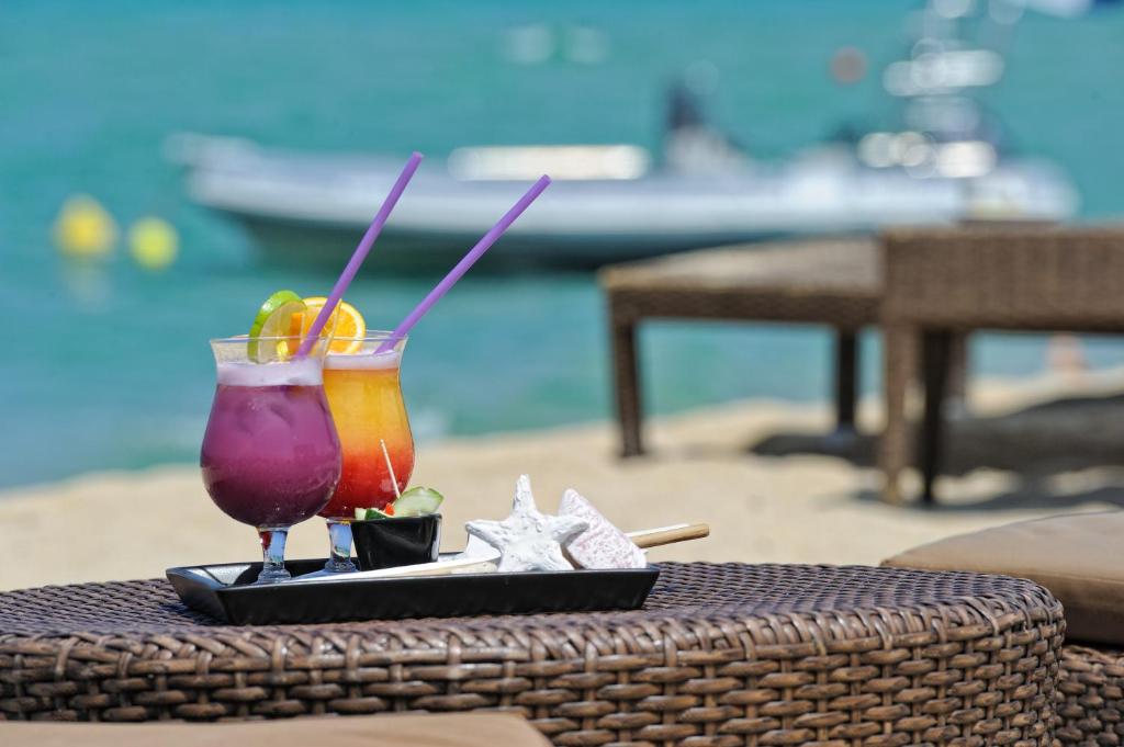 - une boisson sur un plateau près de la piscine dans l'établissement Le Camping de la Plage, à Aregno