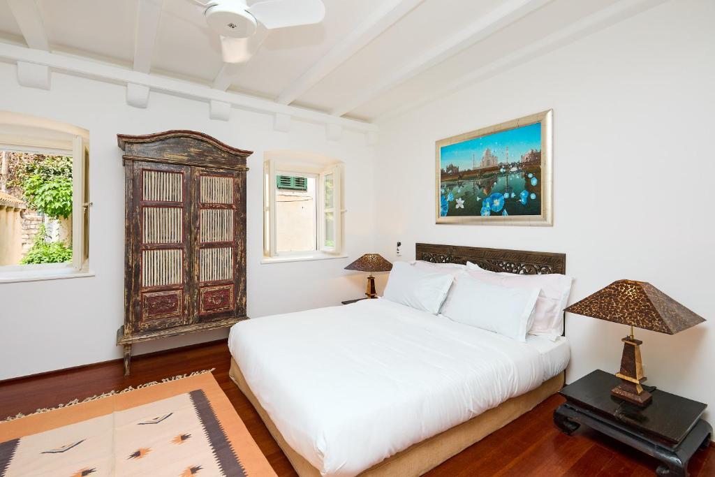 Luxury Villa In the Old Town with Stunning Views 6