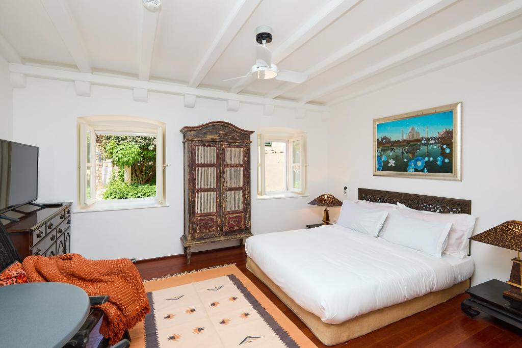 Luxury Villa In the Old Town with Stunning Views 2