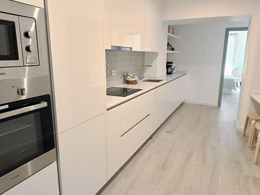 Grey and Green, modern 2-bedroom apartment, AC, top location at faro's historic centre 6