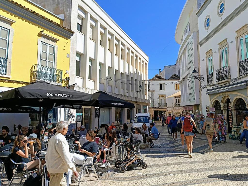 Grey and Green, modern 2-bedroom apartment, AC, top location at faro's historic centre 8