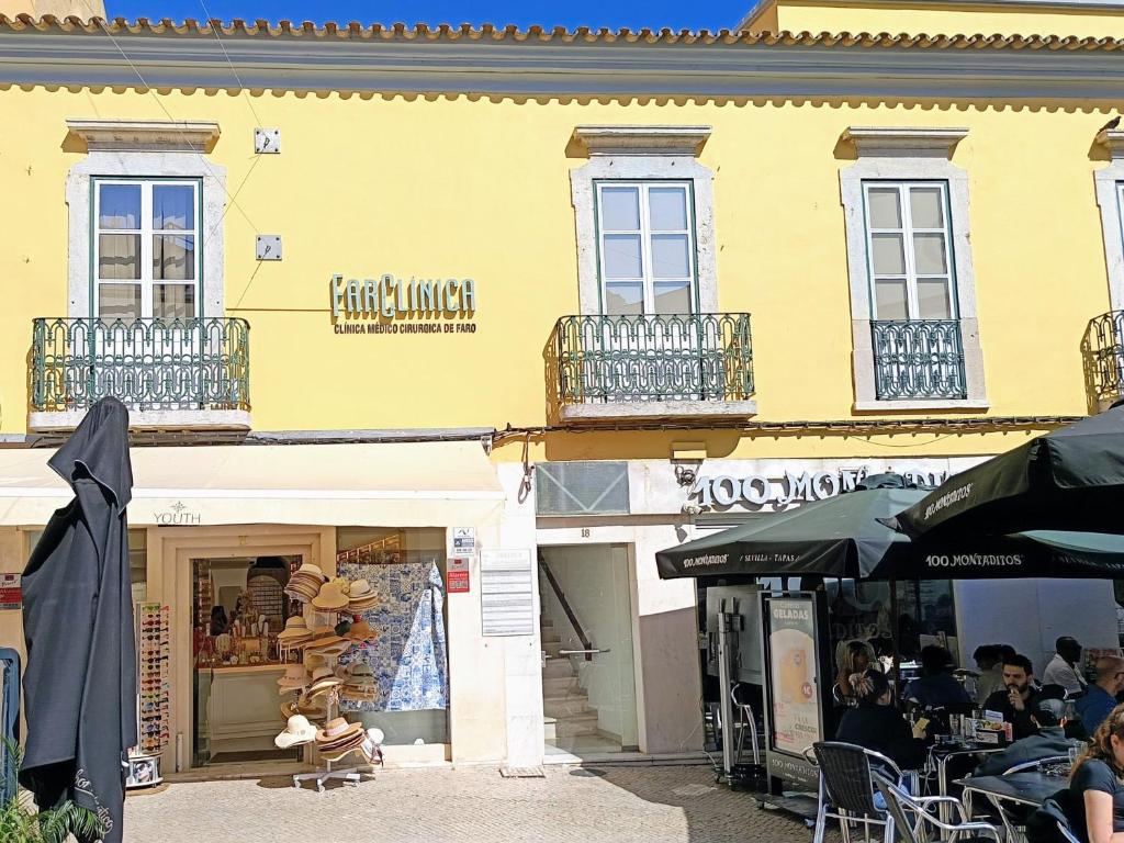 Grey and Green, modern 2-bedroom apartment, AC, top location at faro's historic centre 7