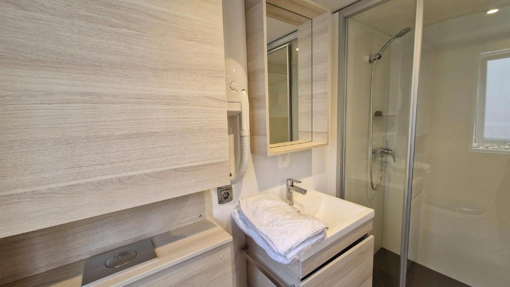 une salle de bain avec un lavabo et une douche dans l'établissement Camping Naturiste Tikayan Petit Arlane, à Valensole