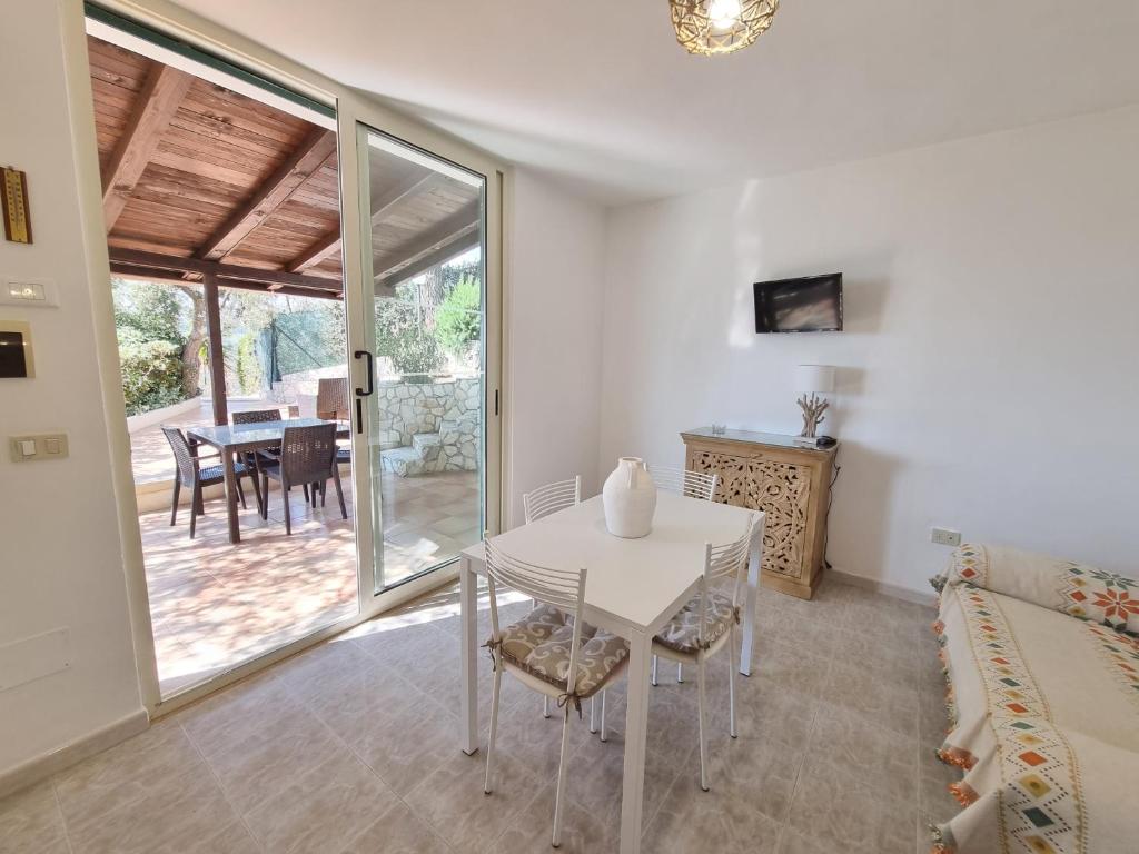 un salon avec une table blanche et une salle à manger dans l'établissement Residence Maresol, à Vieste