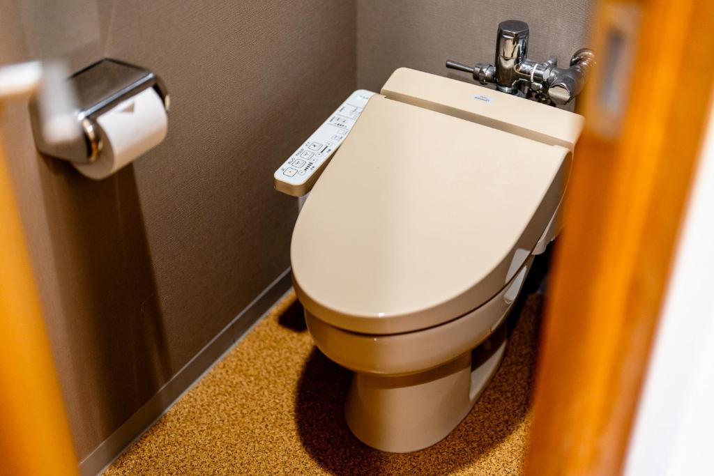 La salle de bains est pourvue de toilettes avec télécommande. dans l'établissement YuYu Hakone - Private Open Air Onsen Usage Guaranteed, à Hakone