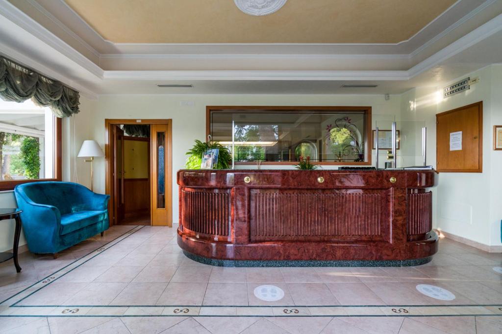 un hall d'entrée avec une grande baignoire en bois dans une pièce dans l'établissement Park Hotel Villa Maria, à San Menaio