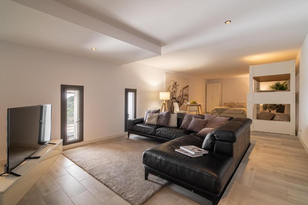 4 BR vila 25 minutes to Barcelona Fantastic sea views pool 6