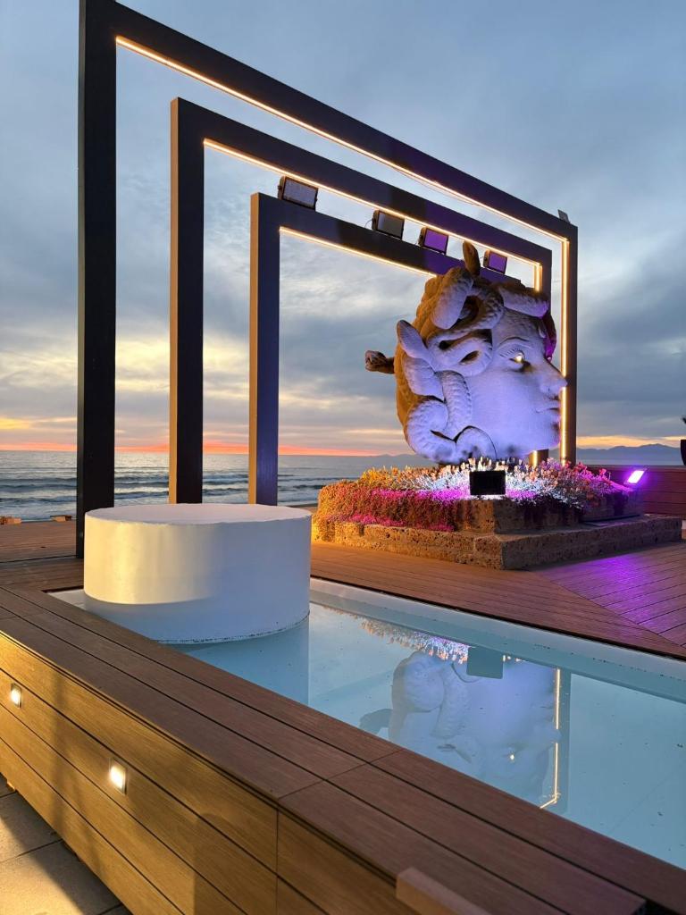 une piscine avec vue sur l'océan dans l'établissement Luxury Resort, à Licola