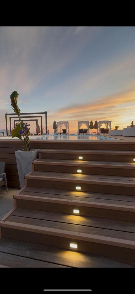 un escalier avec un coucher de soleil en arrière-plan dans l'établissement Luxury Resort, à Licola 34 autres photos