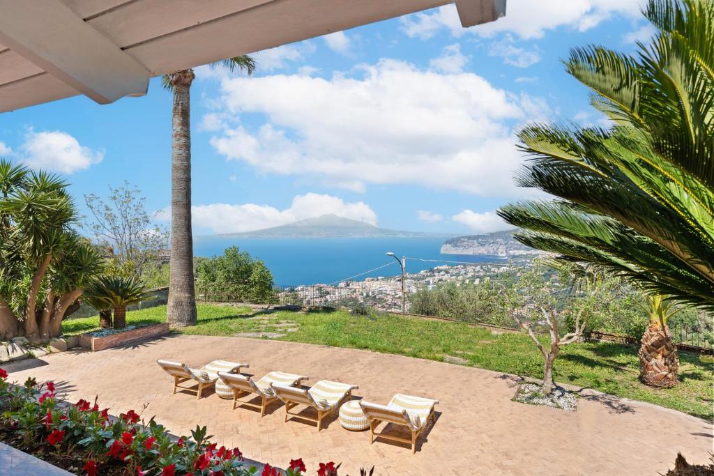 - une vue sur l'océan depuis la terrasse dotée de bancs dans l'établissement Villa Giu Giu vista mare con piscina a Sorrento, à Sorrente 47 autres photos