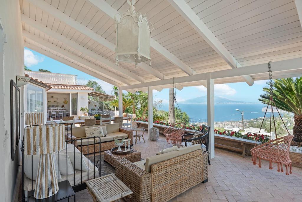 d'une terrasse meublée avec vue sur l'océan. dans l'établissement Villa Giu Giu vista mare con piscina a Sorrento, à Sorrente