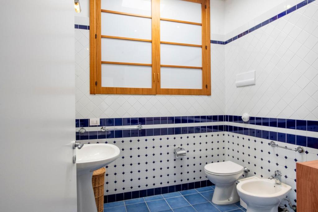 une salle de bain avec deux toilettes et un lavabo dans l'établissement Villa Vulcano, à Marina di Ragusa