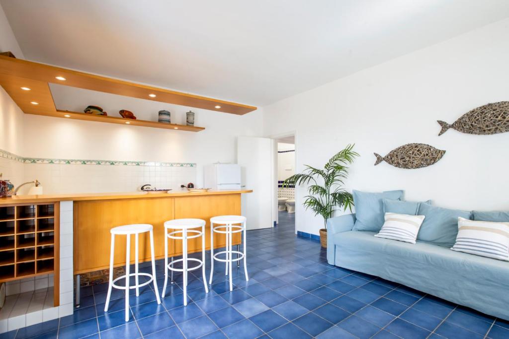 - un salon avec un canapé et des tabourets dans l'établissement Villa Vulcano, à Marina di Ragusa