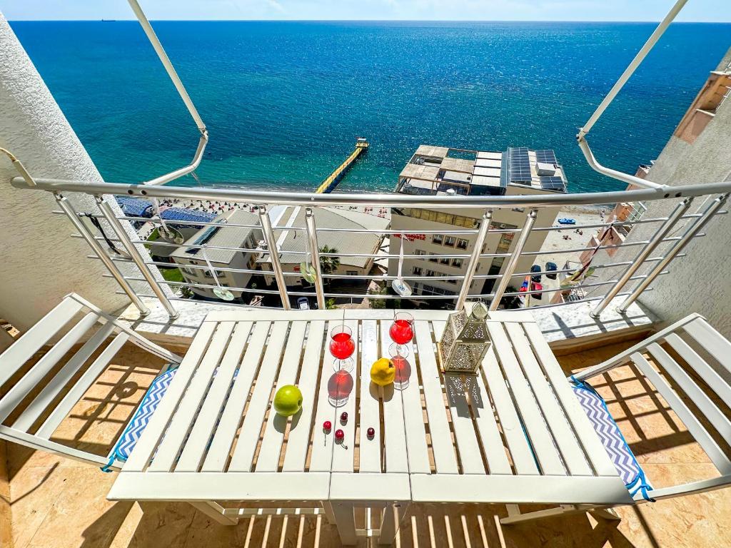 Wohnung in Durrës: Casa del Mar - 2BR, First Line Sea view Vollga