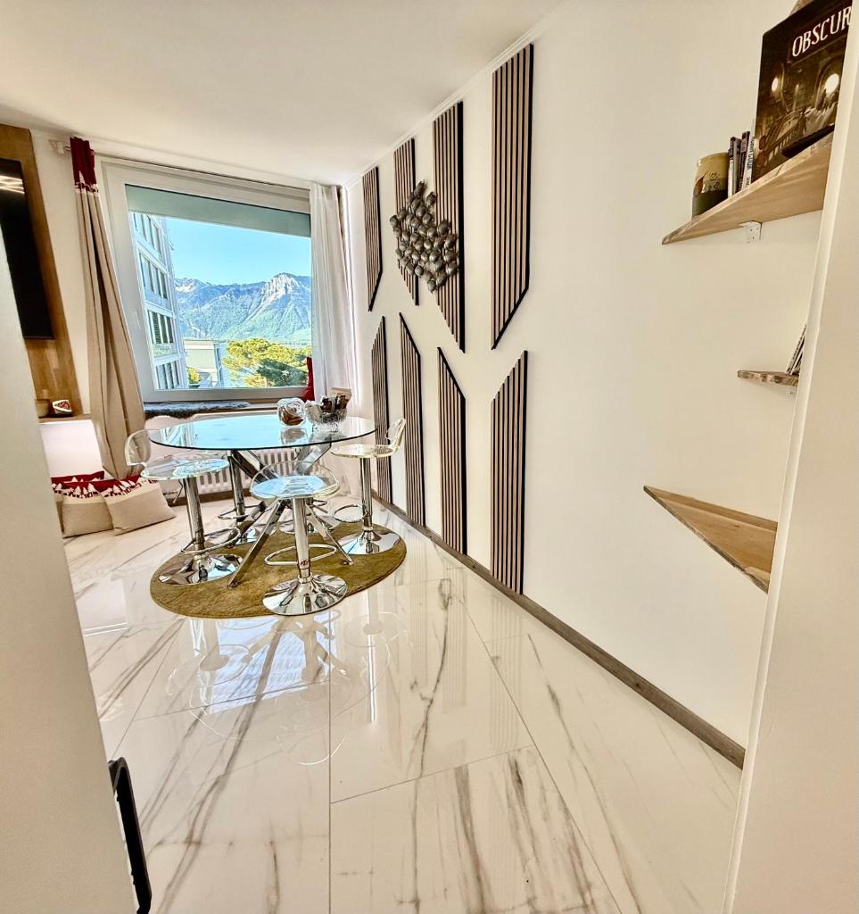 13 Lake View, Family central modern app