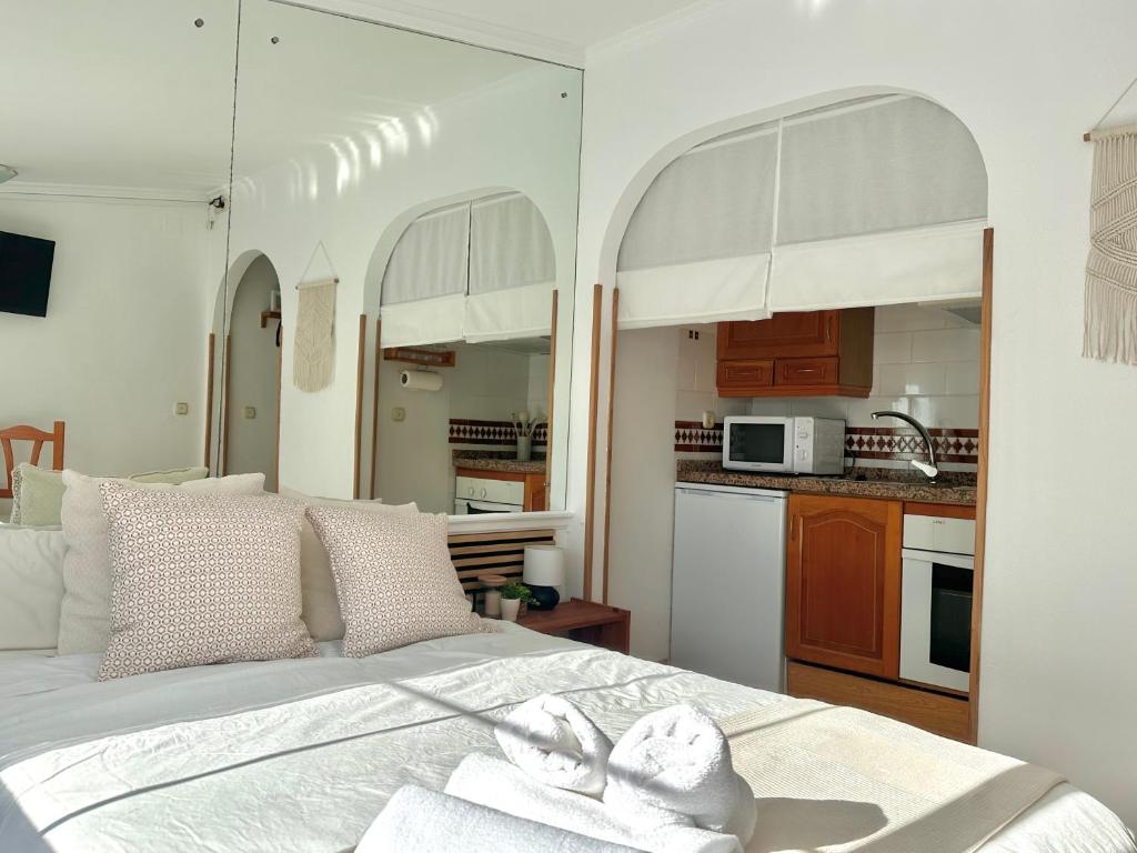 Cozy- 100m from the Beach with Pool & Perfect for2 6