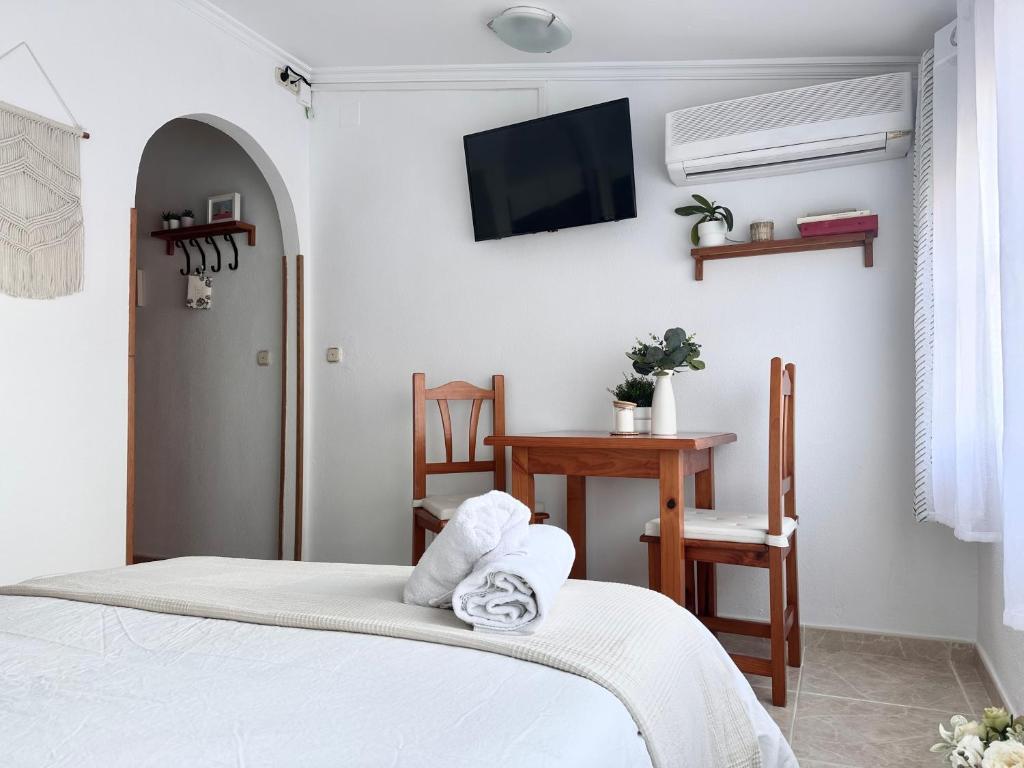 Cozy- 100m from the Beach with Pool & Perfect for2 8