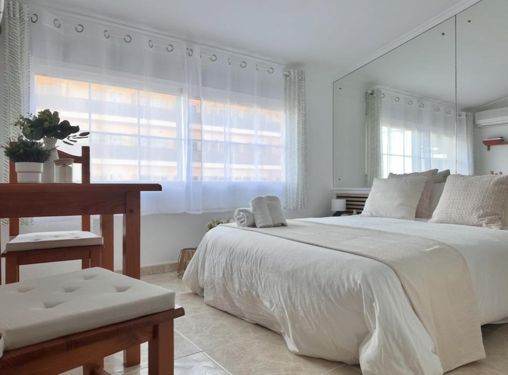Cozy- 100m from the Beach with Pool & Perfect for2 2