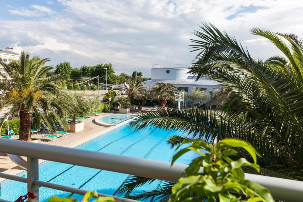 - une vue sur la piscine depuis le balcon du complexe dans l'établissement Hotel Cormoran, à Cattolica