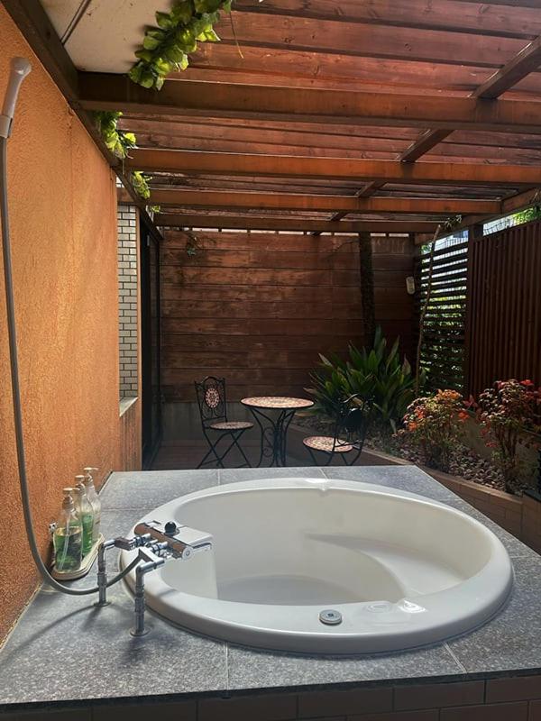d'une grande baignoire installée sur une terrasse. dans l'établissement ウォーターゲート岐阜 A Japanese adult-oriented hotel, à Gifu