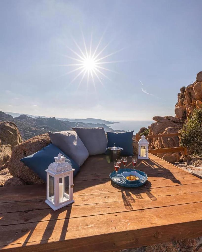 une table en bois avec un repas au sommet d'une montagne dans l'établissement Villa Esmeralda, à Costa Paradiso