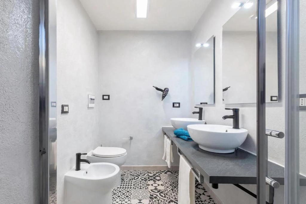 La salle de bains est pourvue de 2 lavabos et de 2 toilettes. dans l'établissement Villa Esmeralda, à Costa Paradiso 26 autres photos