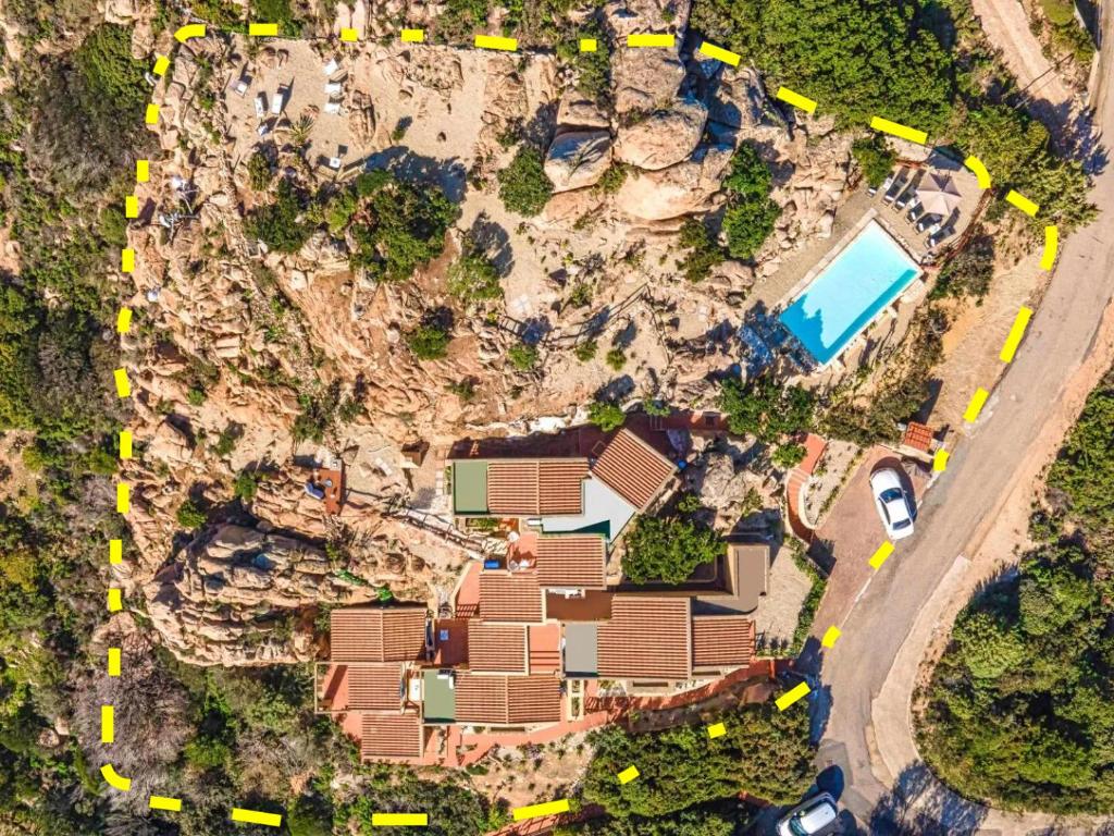 une vue aérienne d'un complexe hôtelier avec piscine dans l'établissement Villa Esmeralda, à Costa Paradiso