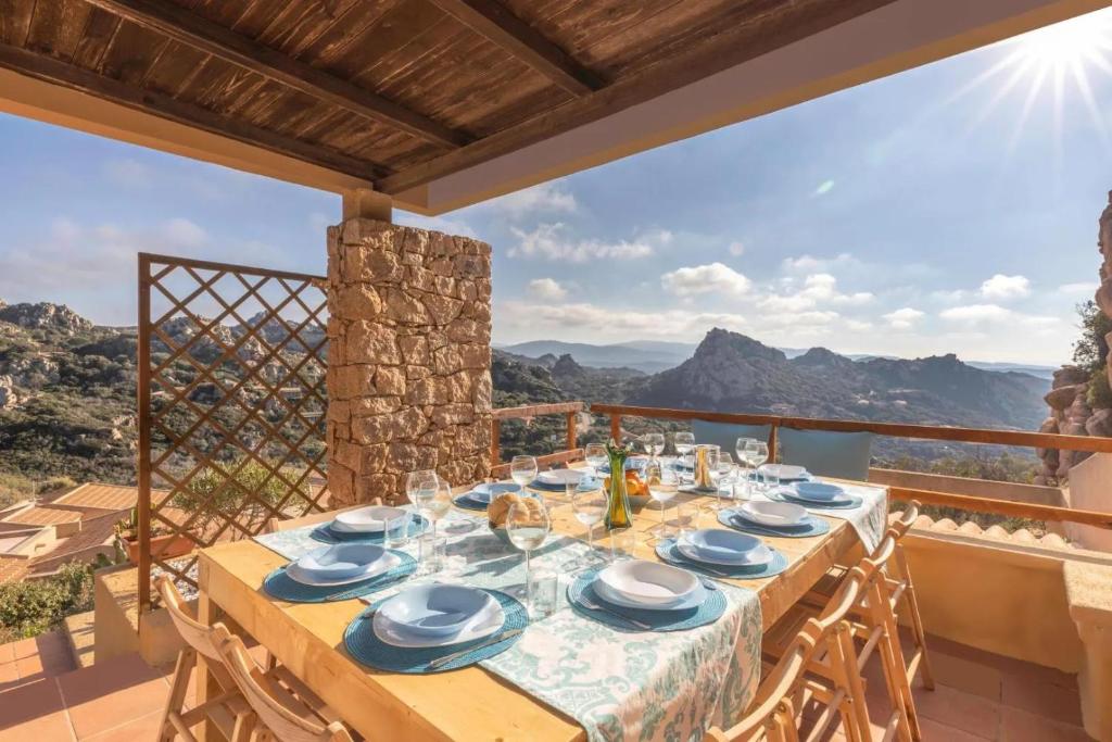 d'une table sur un balcon avec vue sur les montagnes. dans l'établissement Villa Esmeralda, à Costa Paradiso