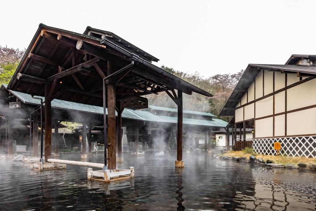 un bâtiment au milieu d'une rue inondée dans l'établissement Spa Resort Hawaiians VIR Port, à Iwaki 87 autres photos