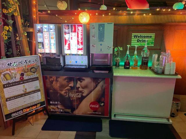 un bar dans un restaurant avec une affiche de film dans l'établissement ウォーターゲート岐阜 A Japanese adult-oriented hotel, à Gifu