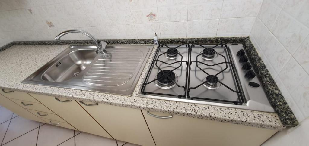 un comptoir de cuisine avec une cuisinière dans un évier dans l'établissement Appartamenti Villa Miramare, à Capoliveri 117 autres photos