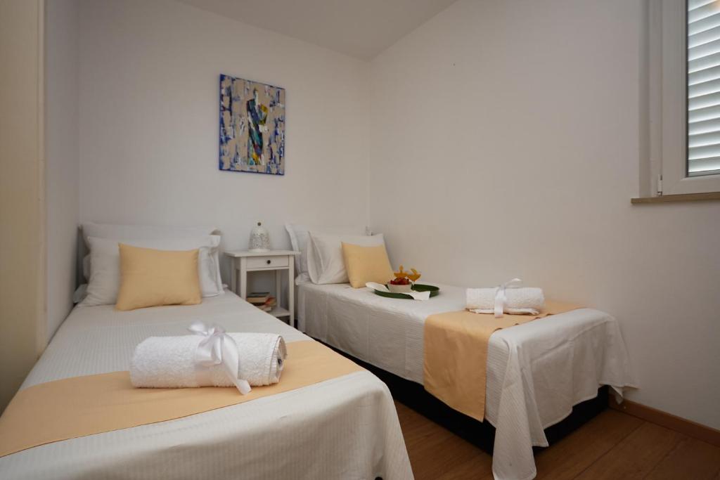Johnny's place with free parking & balcony 2