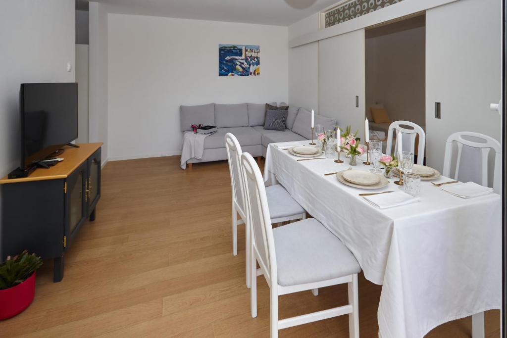 Johnny's place with free parking & balcony 5