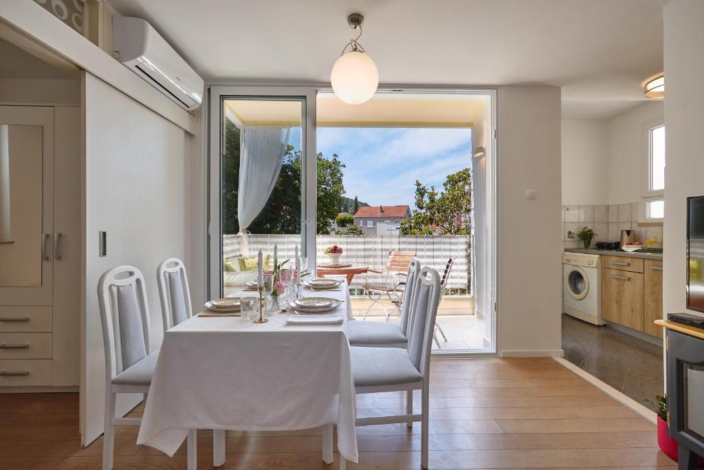 Johnny's place with free parking & balcony 4