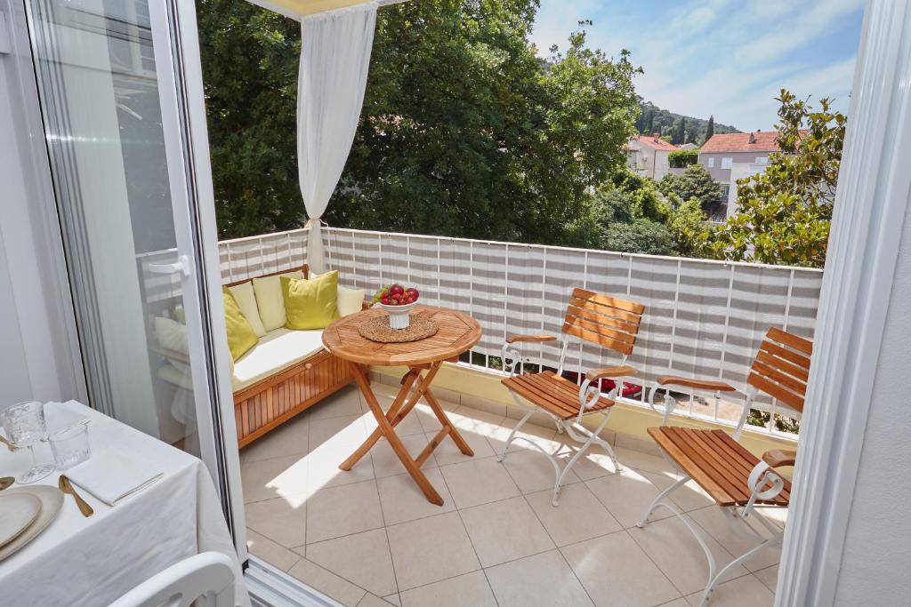 Johnny's place with free parking & balcony 6