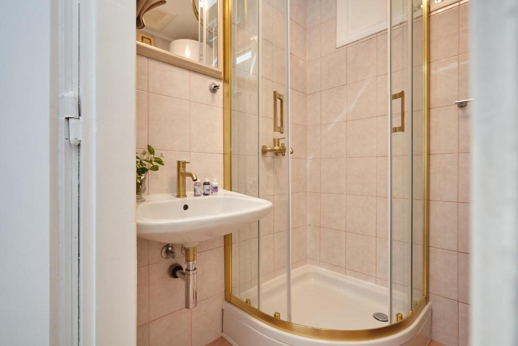 Johnny's place with free parking & balcony 3