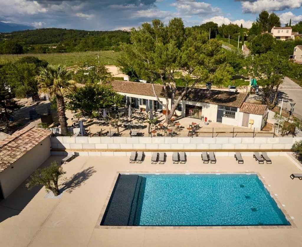 Photo de la galerie de l'établissement Camping 3 étoiles - Piscine - efaeh0, à Malemort-du-Comtat