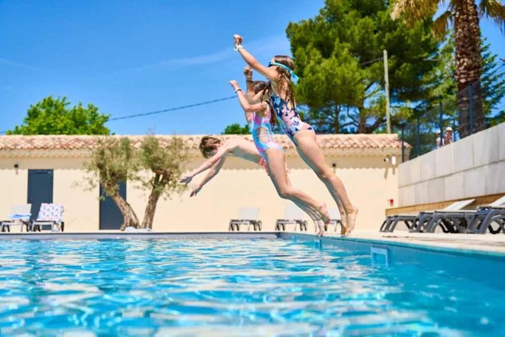 Photo de la galerie de l'établissement Camping 3 étoiles - Piscine - efaeh0, à Malemort-du-Comtat 21 autres photos