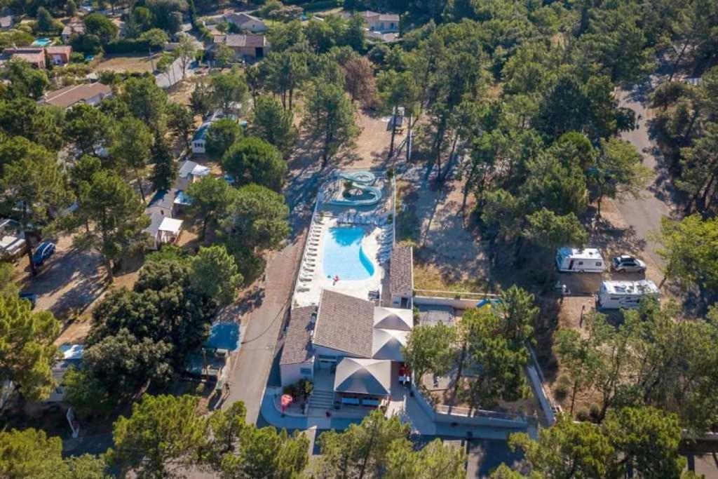 une vue aérienne d'une maison avec piscine dans l'établissement Camping 3 étoiles - Piscine - eebeae, à Mondragon