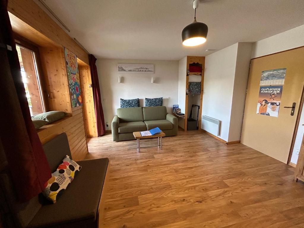un salon avec un canapé et une table dans l'établissement Balcon de Recoin 2 Personnes, à Chamrousse