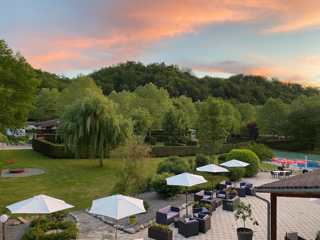 une vue aérienne d'un jardin avec parasols et tables dans l'établissement Complexe les 4 saisons, à Oust