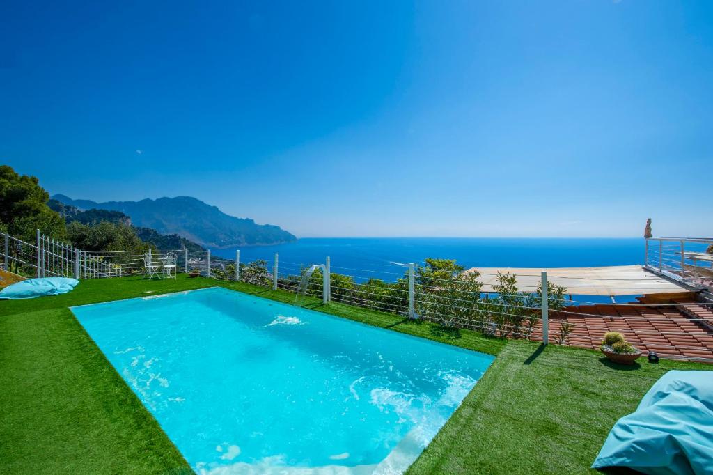 une piscine avec vue sur l'océan dans l'établissement Exclusive villa on the Amalfi coast, 300 steps from the road, à Amalfi