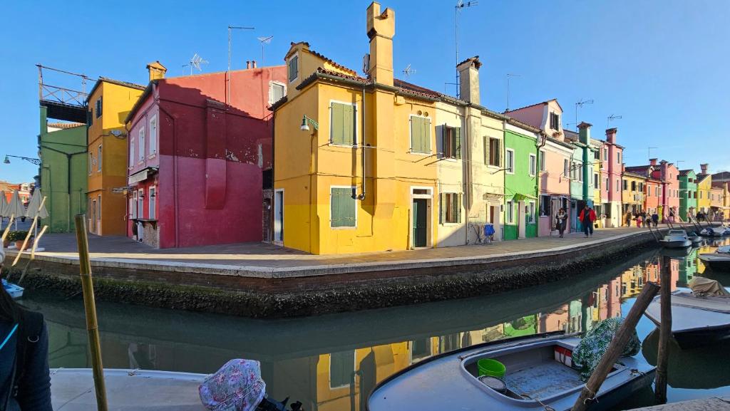 Casa Yellow Corner - Seasons Real Estate - Burano 1